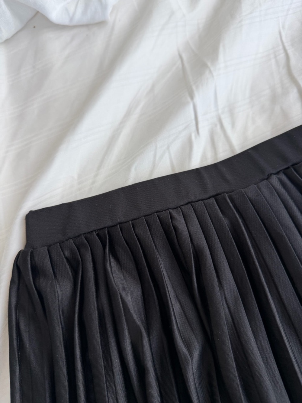 Black Pleated Midi Skirt from Simons - Picture 2 of 3